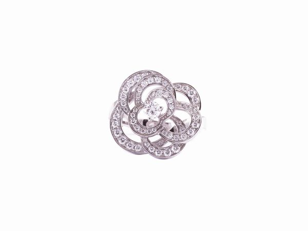 Chanel, anello 'Fil de Cam�lia' in oro bianco con diamanti  - Asta Gioielli e Orologi - Associazione Nazionale - Case d'Asta italiane