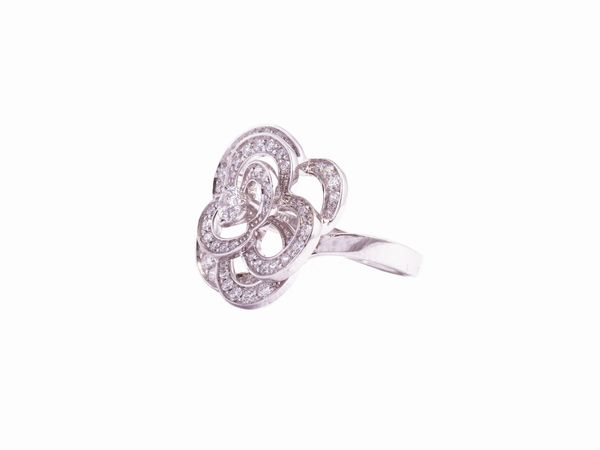 Chanel, anello 'Fil de Camlia' in oro bianco con diamanti  - Asta Gioielli e Orologi - Associazione Nazionale - Case d'Asta italiane