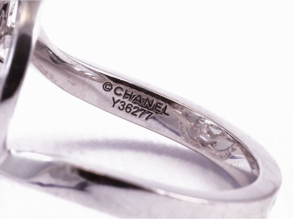 Chanel, anello 'Fil de Camlia' in oro bianco con diamanti  - Asta Gioielli e Orologi - Associazione Nazionale - Case d'Asta italiane