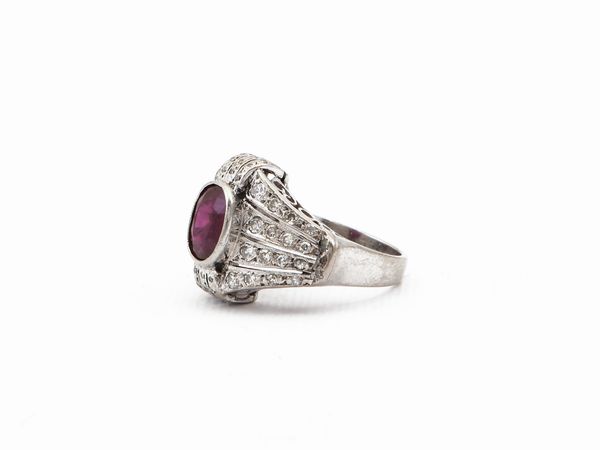 Anello dec� in platino con diamanti e rubini  - Asta Gioielli e Orologi - Associazione Nazionale - Case d'Asta italiane
