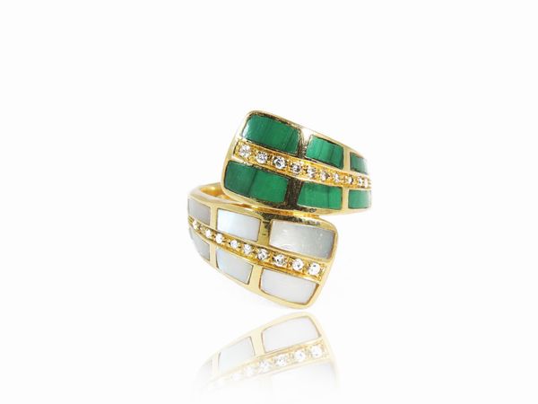 Anello contrari� in oro giallo e diamanti con intarsi in madreperla e malachite  - Asta Gioielli e Orologi - Associazione Nazionale - Case d'Asta italiane