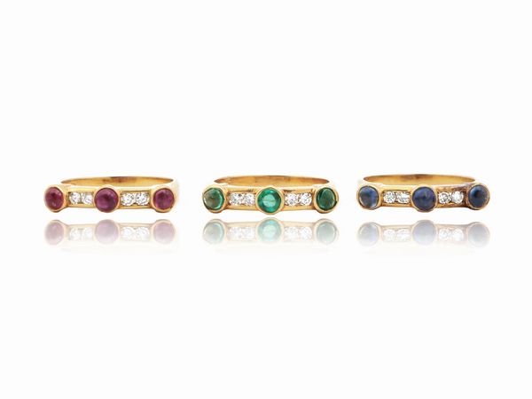 Tre anelli in oro giallo con diamanti, rubini, zaffiri e smeraldi  - Asta Gioielli e Orologi - Associazione Nazionale - Case d'Asta italiane