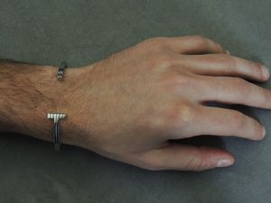 Tom Ford, bracciale rigido da uomo 'Striped T' in oro bianco  - Asta Gioielli e Orologi - Associazione Nazionale - Case d'Asta italiane