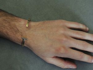 Tom Ford, bracciale rigido da uomo 'Striped T' in oro giallo  - Asta Gioielli e Orologi - Associazione Nazionale - Case d'Asta italiane
