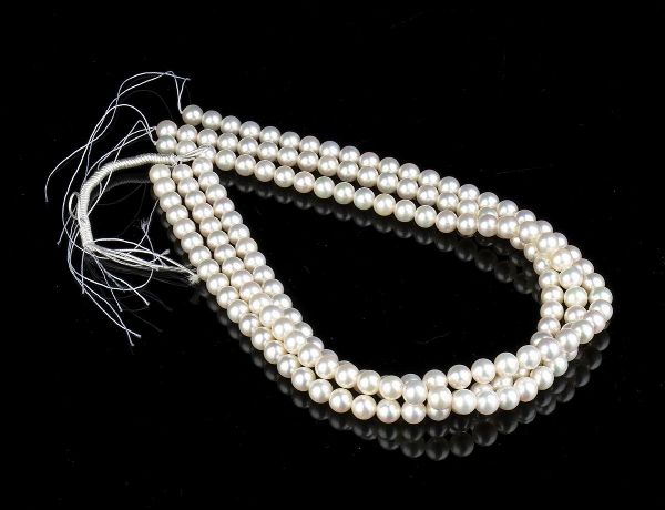 3 fili slegati di perle coltivate d'acqua salata  - Asta Gioielli e Argenti Moderni e Contemporanei - Associazione Nazionale - Case d'Asta italiane