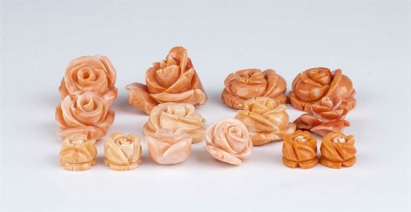 14 rose in corallo cerasuolo scolpito  - Asta Gioielli e Argenti Moderni e Contemporanei - Associazione Nazionale - Case d'Asta italiane