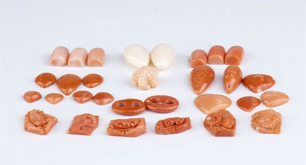Elementi in corallo cerasuolo e corallo rosa non montati  - Asta Gioielli e Argenti Moderni e Contemporanei - Associazione Nazionale - Case d'Asta italiane