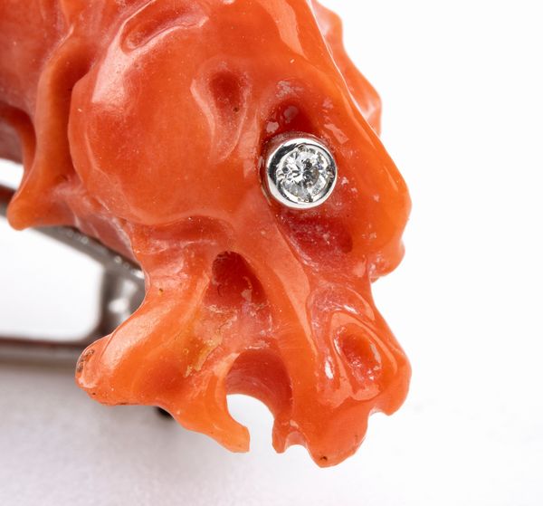 ASCIONE: spilla in oro, corallo cerasuolo e diamanti blu  - Asta Gioielli e Argenti Moderni e Contemporanei - Associazione Nazionale - Case d'Asta italiane