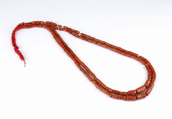 2 fili slegati di cilindretti di corallo grezzo Mediterraneo disposti in gradazione  - Asta Gioielli e Argenti Moderni e Contemporanei - Associazione Nazionale - Case d'Asta italiane