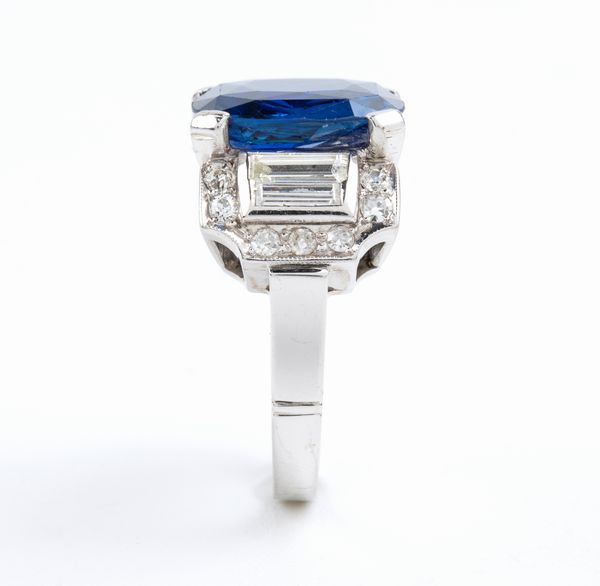 Anello in oro bianco con zaffiro e diamanti  - Asta Gioielli e Argenti Moderni e Contemporanei - Associazione Nazionale - Case d'Asta italiane