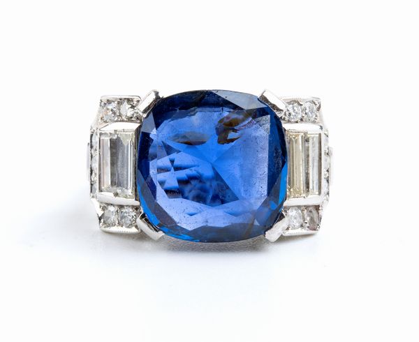 Anello in oro bianco con zaffiro e diamanti  - Asta Gioielli e Argenti Moderni e Contemporanei - Associazione Nazionale - Case d'Asta italiane