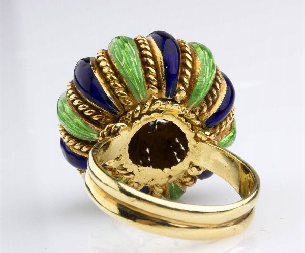 Anello in oro, diamanti e smalti - USA, anni '50  - Asta Gioielli e Argenti Moderni e Contemporanei - Associazione Nazionale - Case d'Asta italiane