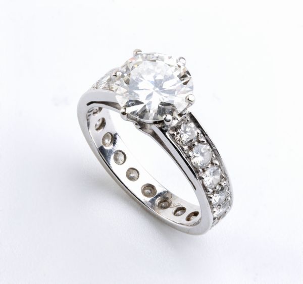 Anello in oro con diamante centrale affiancato da linea di diamanti  - Asta Gioielli e Argenti Moderni e Contemporanei - Associazione Nazionale - Case d'Asta italiane