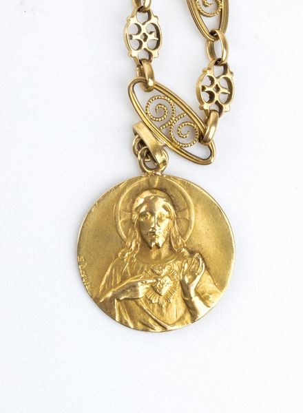 Due girocolli in oro con medaglie a motivi religiosi  - Asta Gioielli e Argenti Moderni e Contemporanei - Associazione Nazionale - Case d'Asta italiane