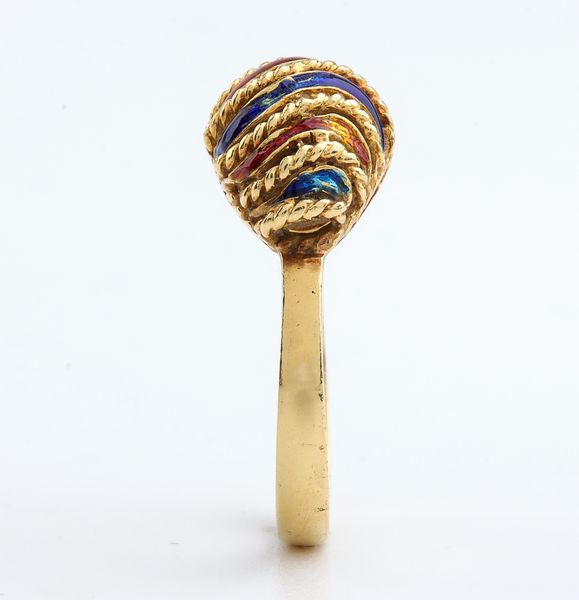 Una spilla ed un anello in oro con smalti policromi  - Asta Gioielli e Argenti Moderni e Contemporanei - Associazione Nazionale - Case d'Asta italiane