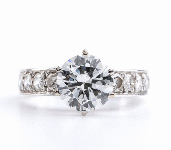 Anello in oro con diamante centrale affiancato da linea di diamanti  - Asta Gioielli e Argenti Moderni e Contemporanei - Associazione Nazionale - Case d'Asta italiane