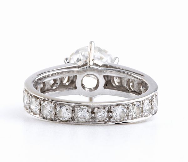 Anello in oro con diamante centrale affiancato da linea di diamanti  - Asta Gioielli e Argenti Moderni e Contemporanei - Associazione Nazionale - Case d'Asta italiane