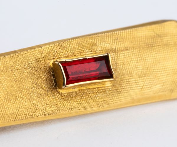 Un fermacravatta ed un paio di gemelli in oro  - Asta Gioielli e Argenti Moderni e Contemporanei - Associazione Nazionale - Case d'Asta italiane