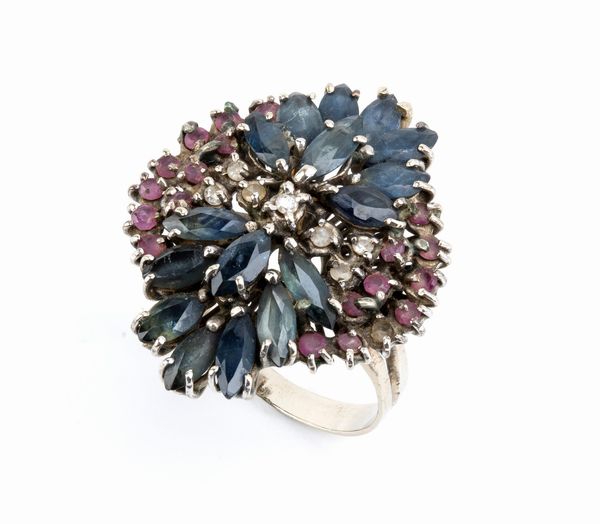 Anello floreale in oro con zaffiri, rubini e diamanti  - Asta Gioielli e Argenti Moderni e Contemporanei - Associazione Nazionale - Case d'Asta italiane