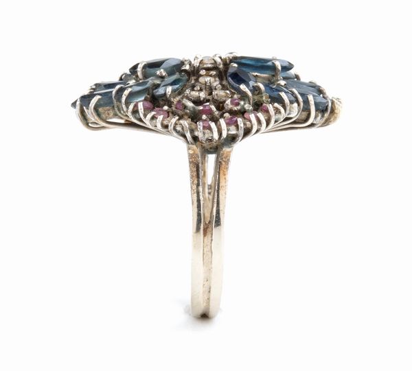 Anello floreale in oro con zaffiri, rubini e diamanti  - Asta Gioielli e Argenti Moderni e Contemporanei - Associazione Nazionale - Case d'Asta italiane