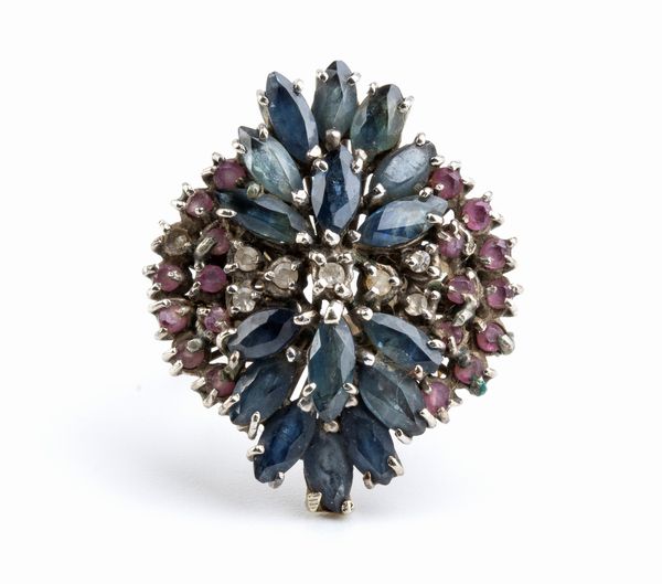 Anello floreale in oro con zaffiri, rubini e diamanti  - Asta Gioielli e Argenti Moderni e Contemporanei - Associazione Nazionale - Case d'Asta italiane