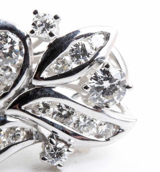 Paio di orecchini in oro con perle e diamanti  - Asta Gioielli e Argenti Moderni e Contemporanei - Associazione Nazionale - Case d'Asta italiane