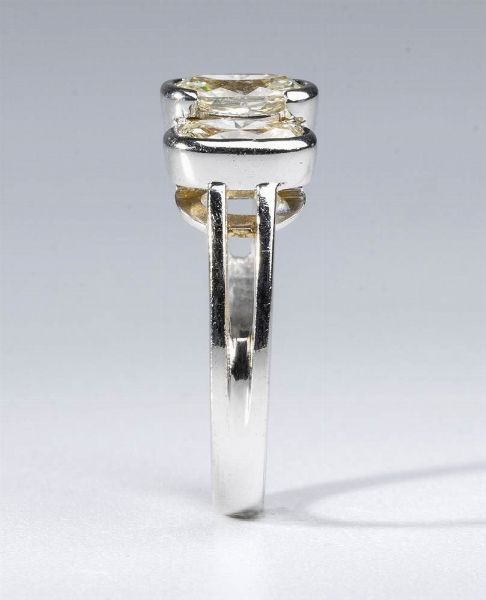 Anello trilogy con diamanti ovali  - Asta Gioielli e Argenti Moderni e Contemporanei - Associazione Nazionale - Case d'Asta italiane