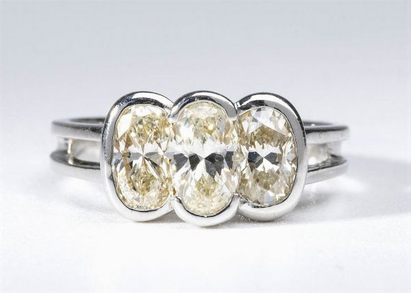 Anello trilogy con diamanti ovali  - Asta Gioielli e Argenti Moderni e Contemporanei - Associazione Nazionale - Case d'Asta italiane