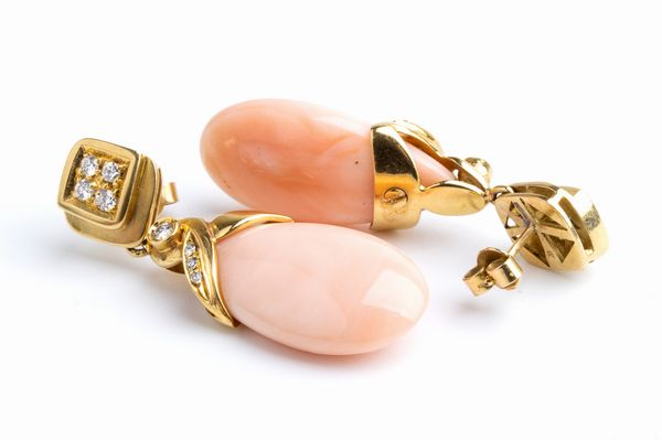 Paio di orecchini pendenti in oro con corallo cerasuolo e diamanti  - Asta Gioielli e Argenti Moderni e Contemporanei - Associazione Nazionale - Case d'Asta italiane