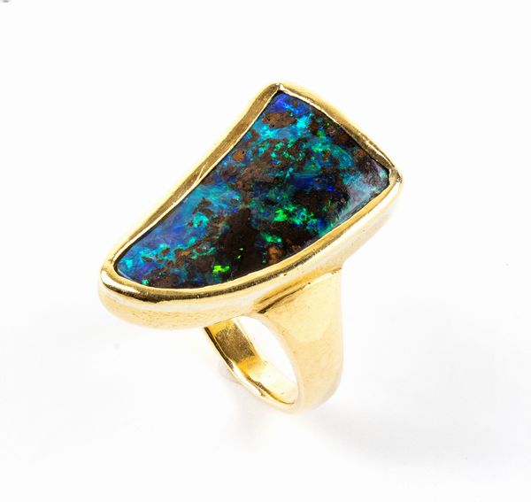 Anello in oro con opale nero  - Asta Gioielli e Argenti Moderni e Contemporanei - Associazione Nazionale - Case d'Asta italiane