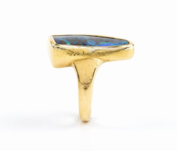 Anello in oro con opale nero  - Asta Gioielli e Argenti Moderni e Contemporanei - Associazione Nazionale - Case d'Asta italiane