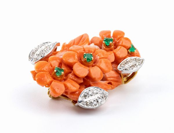 Spilla floreale in oro, corallo cerasuolo, diamanti e smeraldi  - Asta Gioielli e Argenti Moderni e Contemporanei - Associazione Nazionale - Case d'Asta italiane