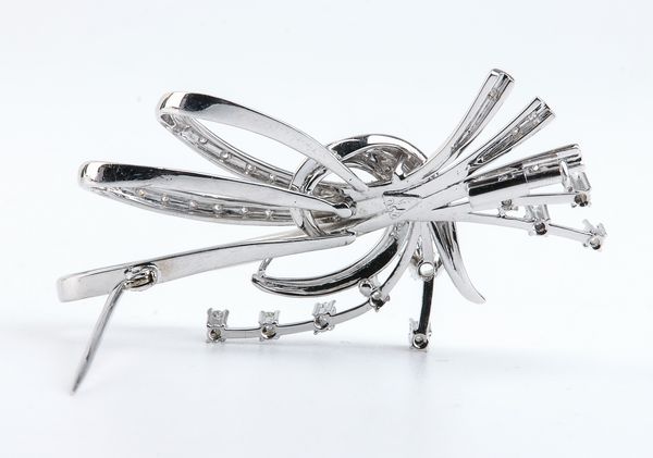 Spilla a motivo di nastri e steli in oro con diamanti  - Asta Gioielli e Argenti Moderni e Contemporanei - Associazione Nazionale - Case d'Asta italiane