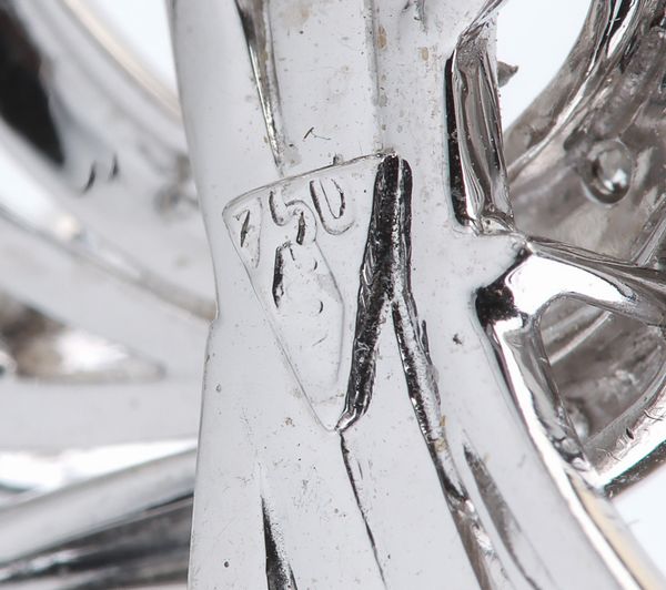 Spilla a motivo di nastri e steli in oro con diamanti  - Asta Gioielli e Argenti Moderni e Contemporanei - Associazione Nazionale - Case d'Asta italiane