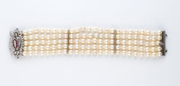 Bracciale a 5 fili di perle coltivate, chiusura in oro con rubini e diamanti  - Asta Gioielli e Argenti Moderni e Contemporanei - Associazione Nazionale - Case d'Asta italiane
