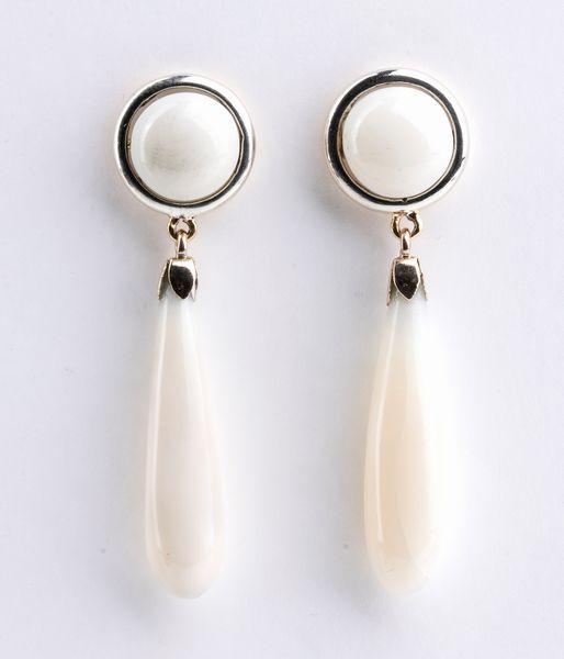 Orecchini in oro e corallo bianco  - Asta Gioielli e Argenti Moderni e Contemporanei - Associazione Nazionale - Case d'Asta italiane