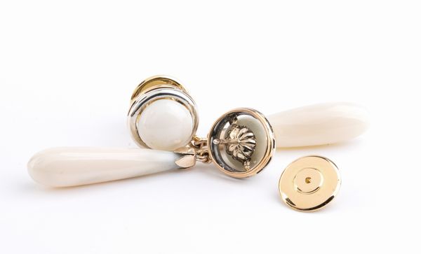 Orecchini in oro e corallo bianco  - Asta Gioielli e Argenti Moderni e Contemporanei - Associazione Nazionale - Case d'Asta italiane