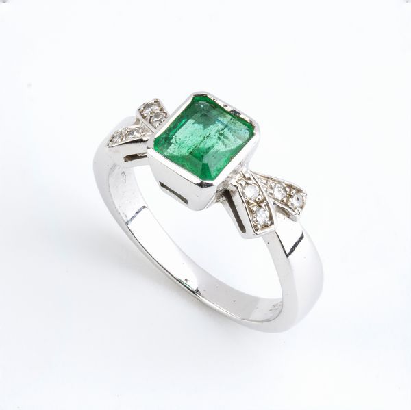 Anello in oro con smeraldo e diamanti  - Asta Gioielli e Argenti Moderni e Contemporanei - Associazione Nazionale - Case d'Asta italiane