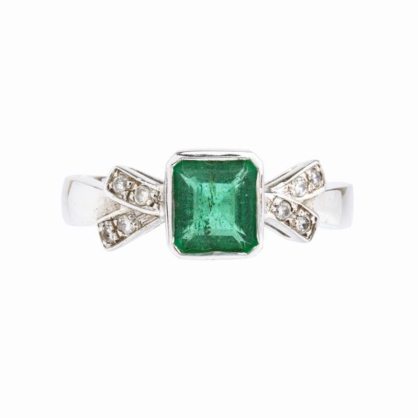 Anello in oro con smeraldo e diamanti  - Asta Gioielli e Argenti Moderni e Contemporanei - Associazione Nazionale - Case d'Asta italiane