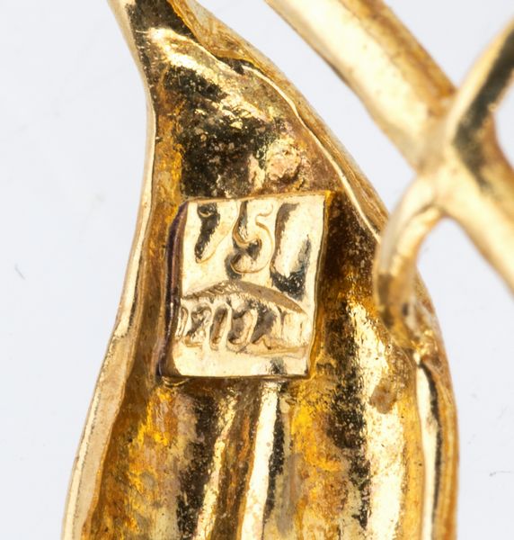 Spilla floreale in oro con smeraldi e corallo rosa  - Asta Gioielli e Argenti Moderni e Contemporanei - Associazione Nazionale - Case d'Asta italiane