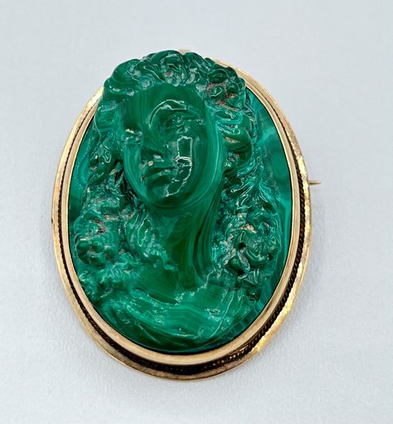 Pendente - spilla oro con cammeo in malachite  - Asta Gioielli e Argenti Moderni e Contemporanei - Associazione Nazionale - Case d'Asta italiane