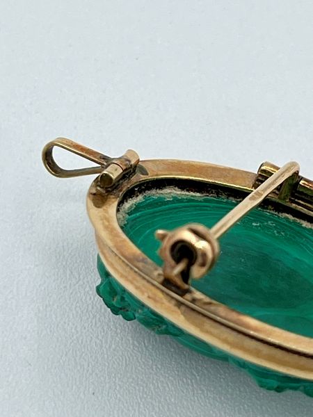 Pendente - spilla oro con cammeo in malachite  - Asta Gioielli e Argenti Moderni e Contemporanei - Associazione Nazionale - Case d'Asta italiane