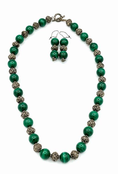 Demi parure composta da una collana ed un paio di orecchini con con malachite ed argento  - Asta Gioielli e Argenti Moderni e Contemporanei - Associazione Nazionale - Case d'Asta italiane