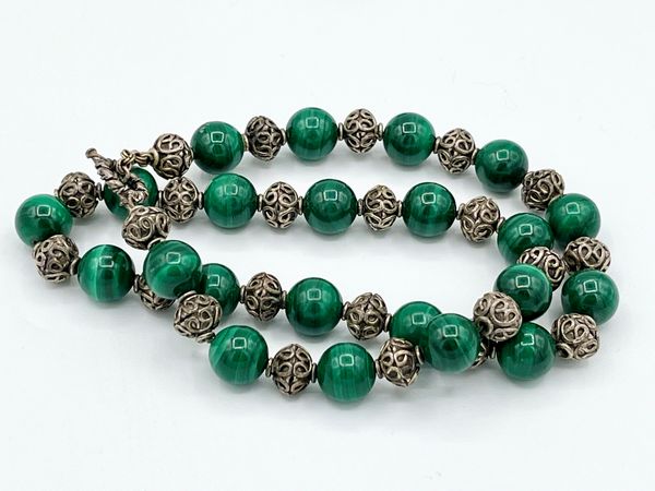 Demi parure composta da una collana ed un paio di orecchini con con malachite ed argento  - Asta Gioielli e Argenti Moderni e Contemporanei - Associazione Nazionale - Case d'Asta italiane