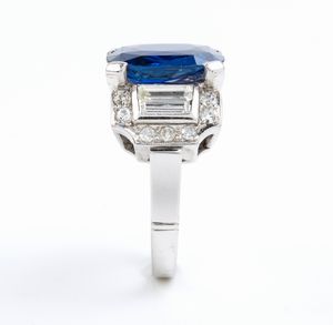 Anello in oro bianco con zaffiro e diamanti  - Asta Gioielli e Argenti Moderni e Contemporanei - Associazione Nazionale - Case d'Asta italiane