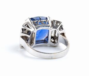 Anello in oro bianco con zaffiro e diamanti  - Asta Gioielli e Argenti Moderni e Contemporanei - Associazione Nazionale - Case d'Asta italiane