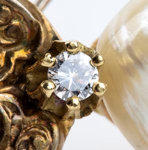 Spilla oro con perla scaramazza e diamanti  - Asta Gioielli e Argenti Moderni e Contemporanei - Associazione Nazionale - Case d'Asta italiane