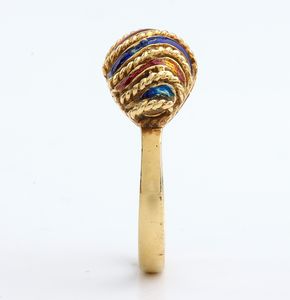 Una spilla ed un anello in oro con smalti policromi  - Asta Gioielli e Argenti Moderni e Contemporanei - Associazione Nazionale - Case d'Asta italiane