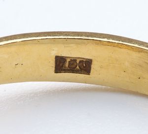 Una spilla ed un anello in oro con smalti policromi  - Asta Gioielli e Argenti Moderni e Contemporanei - Associazione Nazionale - Case d'Asta italiane