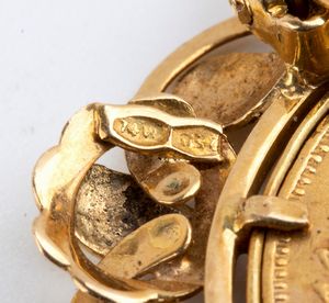 Spilla in oro con moneta  - Asta Gioielli e Argenti Moderni e Contemporanei - Associazione Nazionale - Case d'Asta italiane